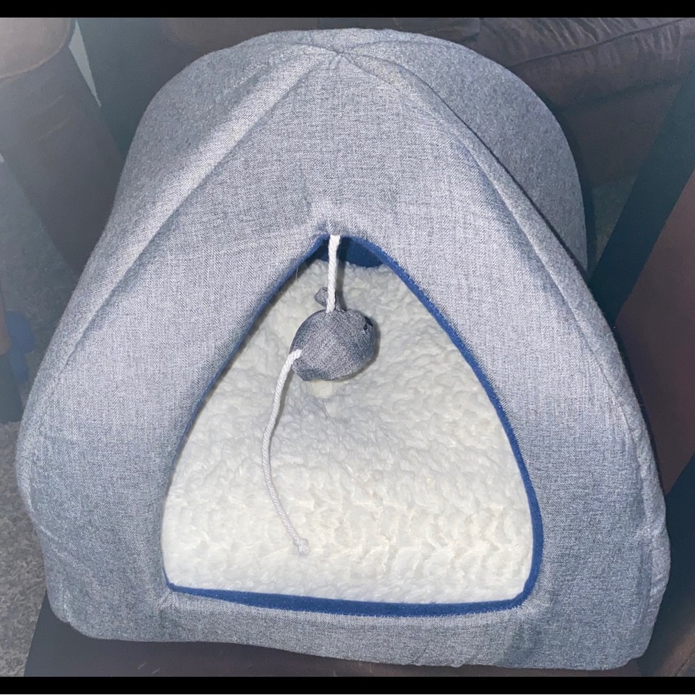 BRAND NEW Tent Style Furry Cat Hut Cat Bed - Perfect for Kittens!